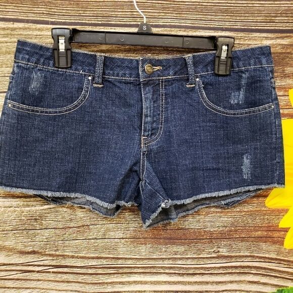 "Deb" Woman's jean shorts Size: 13 dk wash Distressed Pre-owned - Picture 1 of 4